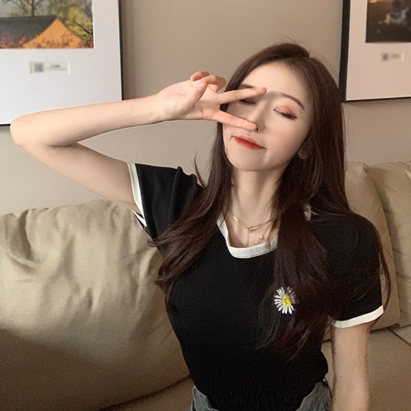 Áo croptop đẹp phối viền in hoa cúc