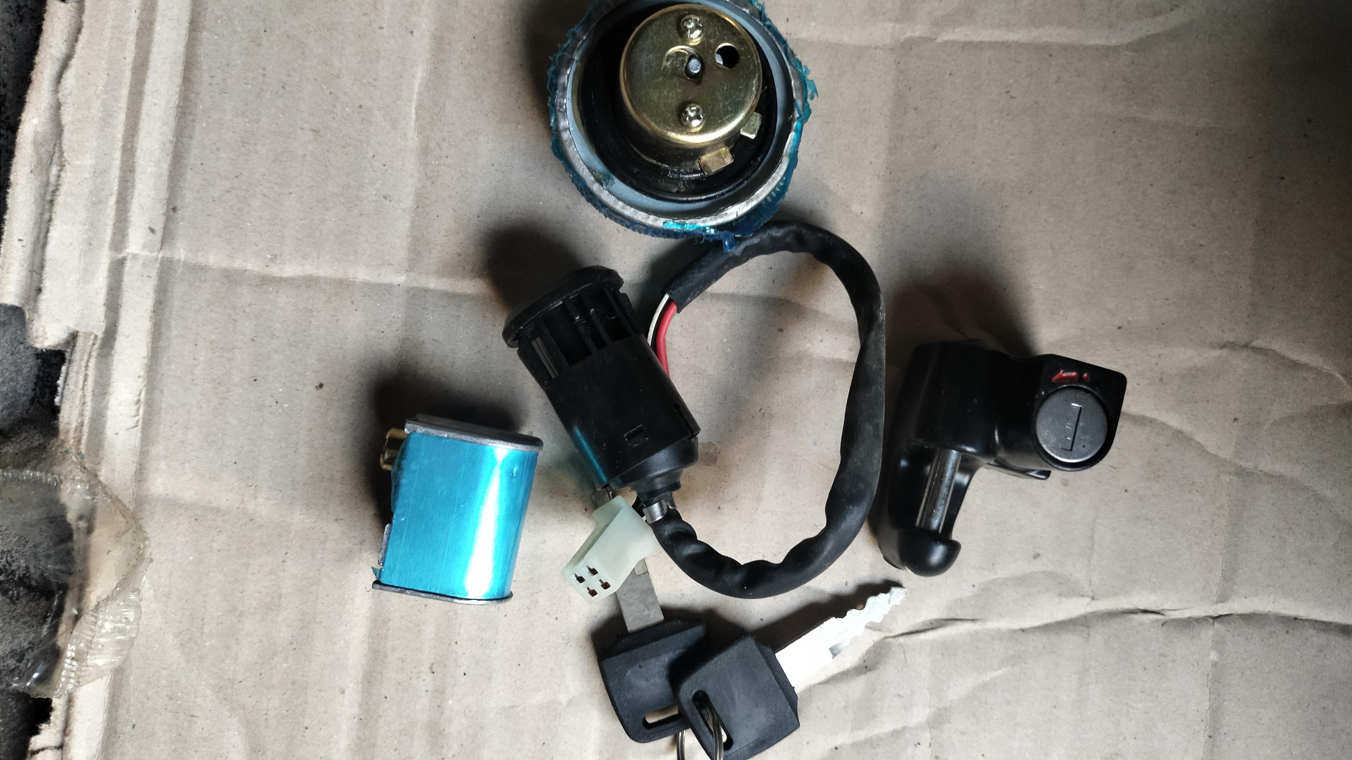 bộ khóa 4 món xe cup 81 , 82 custom 86 89 ( khóa điện , cổ , nắp xăng, yên dùng chung chìa )