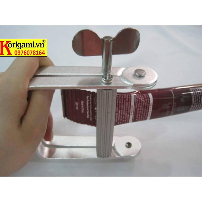 Dụng cụ nặn lấy tuýp màu nhuộm tóc