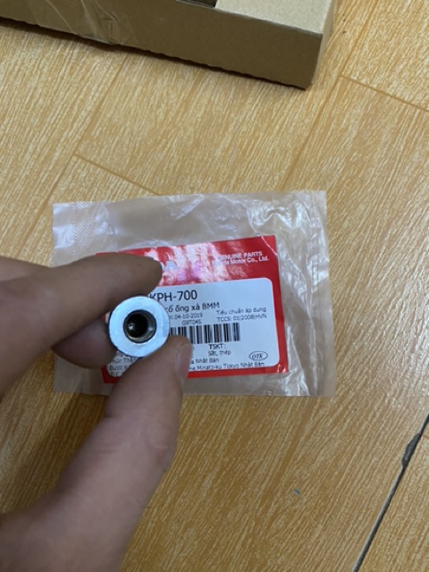 Ốc / Đai Ốc Bắt Cổ Pô Xe Winner