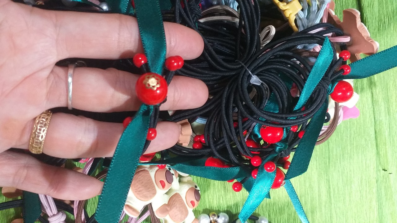 Quà tặng ngẫu nhiên( bút, dây cột tóc, kẹp,...)