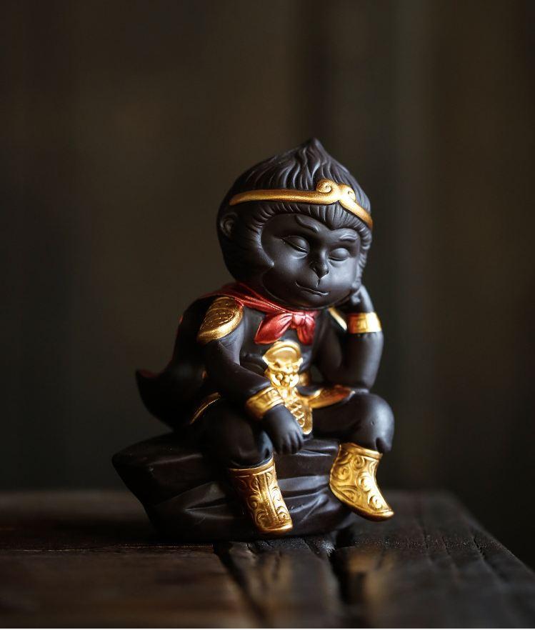 Tượng gốm Tôn Ngộ Không ngủ gật