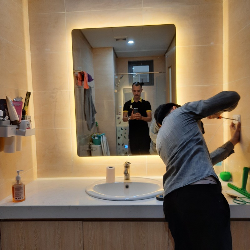 Gương nhà tắm đèn led ,Gương cảm ứng phá sương thông minh kích thước 70x90 cm- guonghoangkim mirror