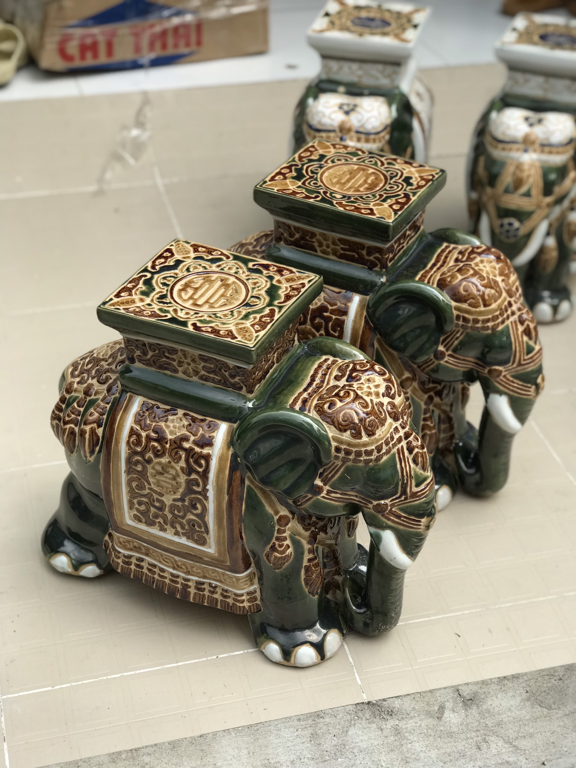 Đôn voi bằng gốm sứ Nam bộ