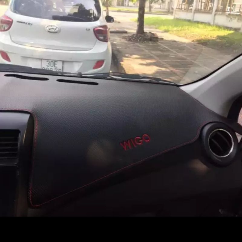 Thảm phủ taplo da xe WIGO, thảm taplo da vân cacbon