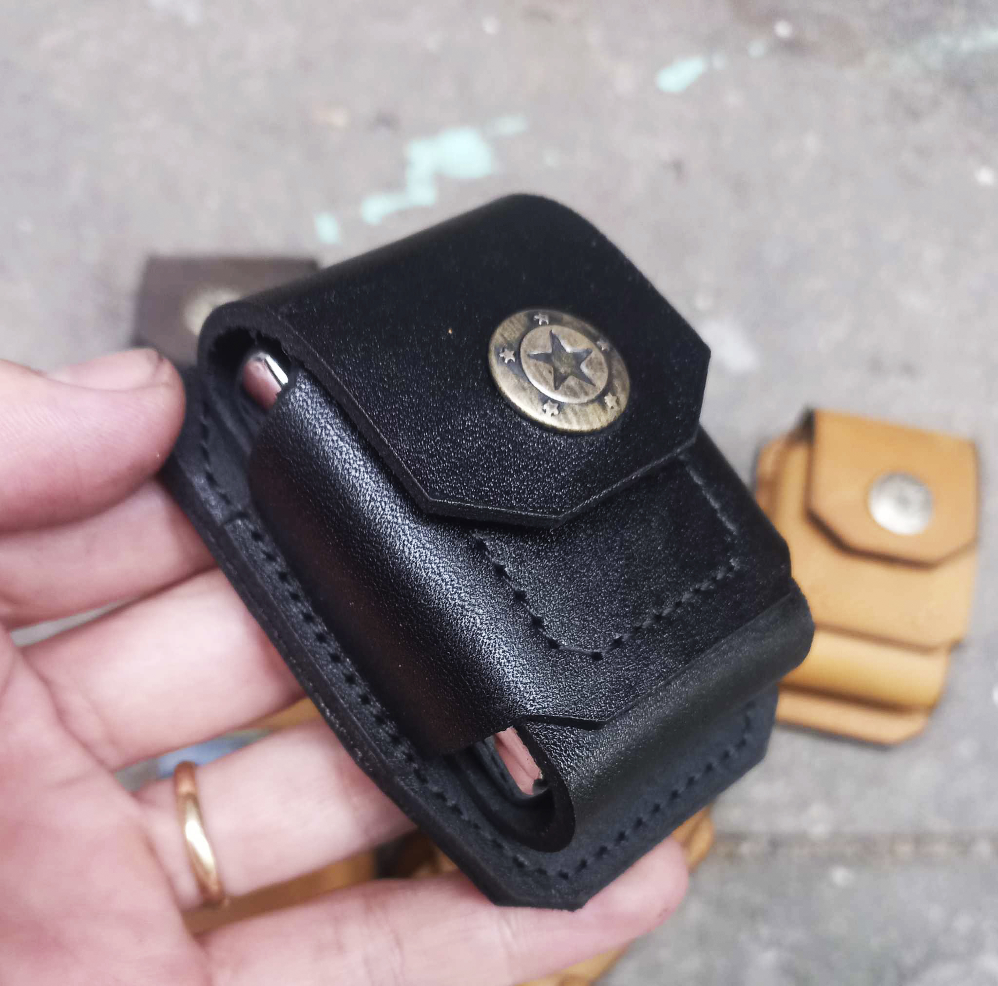 BAO DA ĐỰNG ZIPPO ĐEO HÔNG