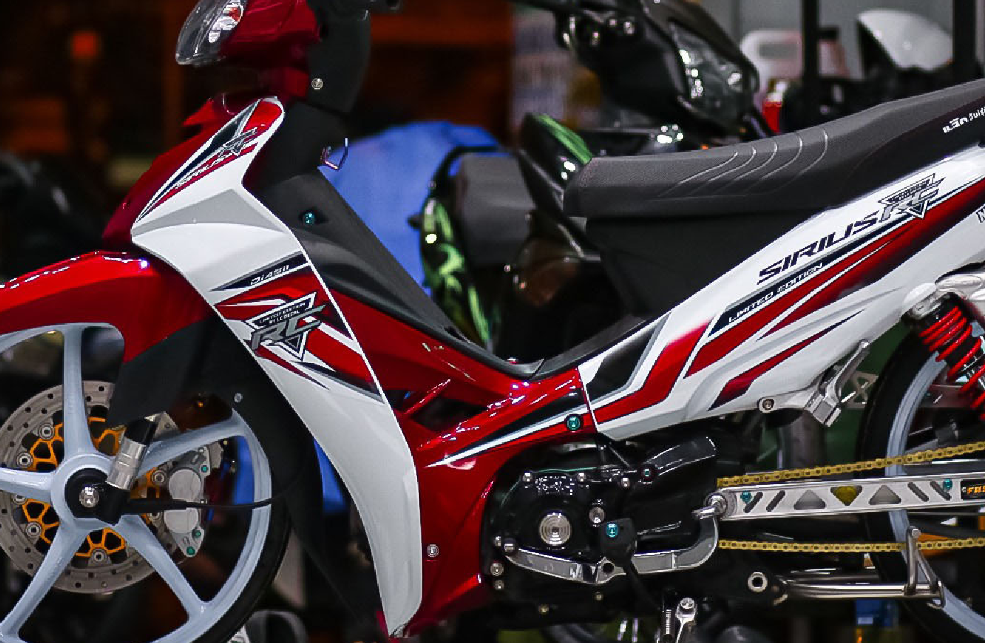 Tem sirius rc v3 trắng đỏ