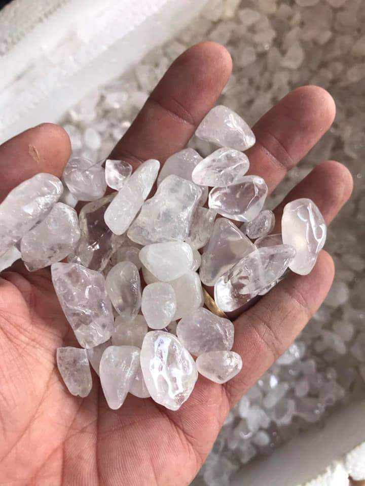 Đá thạch anh vụn tự nhiên 100% màu trắng