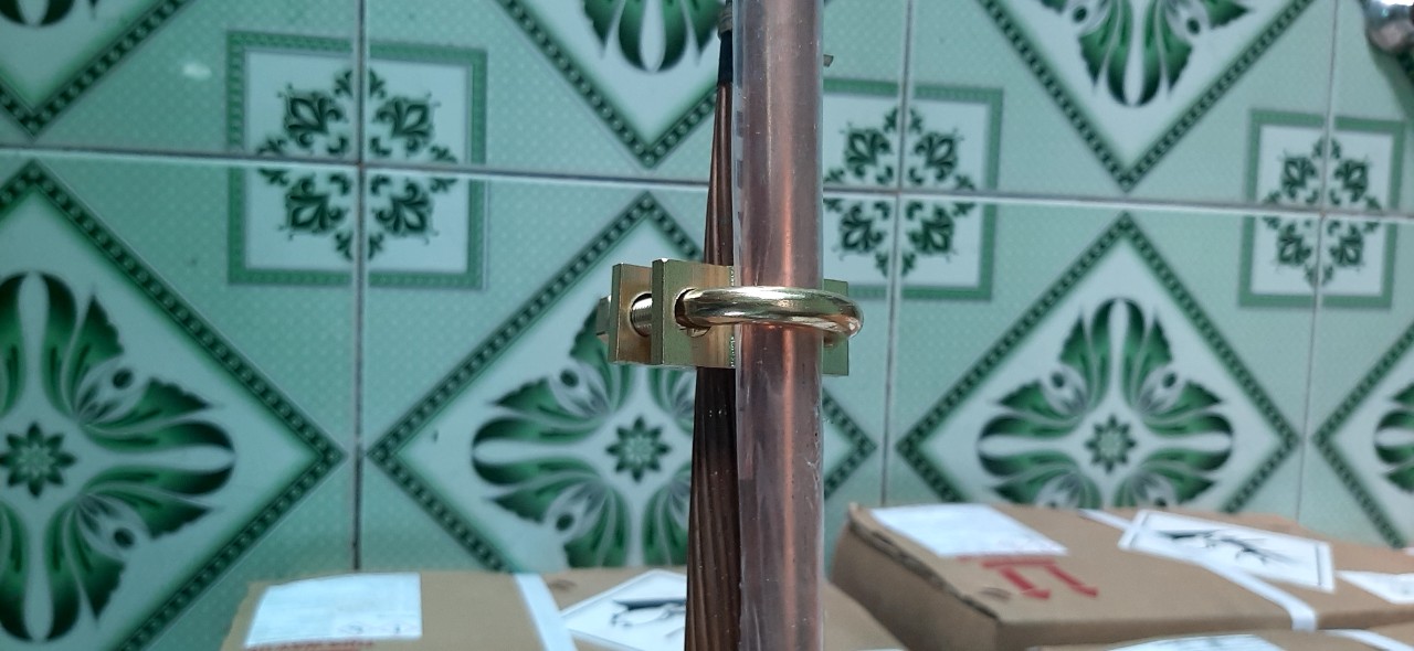 [HCM]Ốc chữ U xiết cáp và cọc tiếp địa
