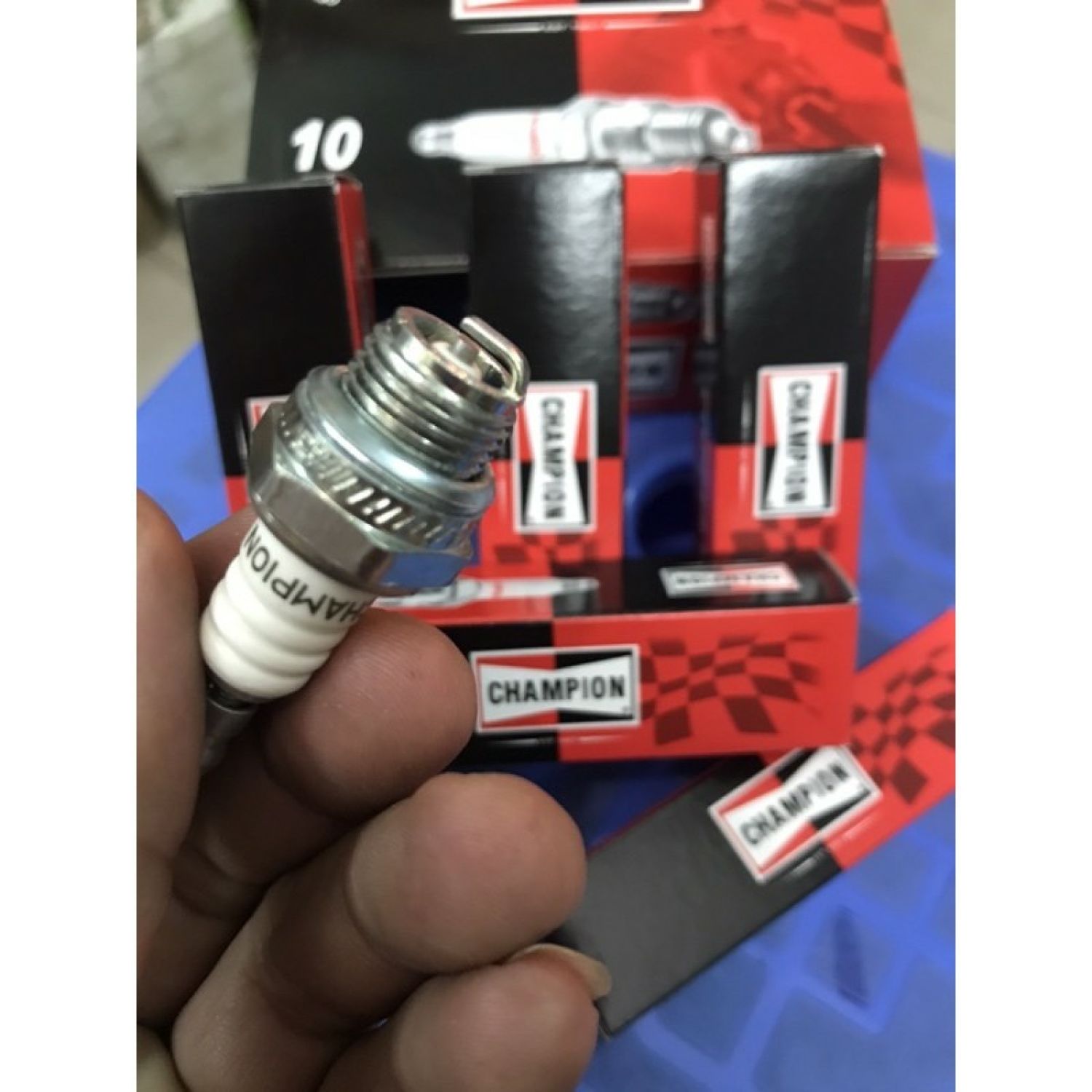 [HCM][ Hàng Mỹ chính hãng] Bugi buri máy cắt cỏ / cưa xích 2 thì Champion