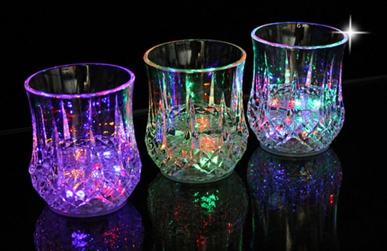 Ly  rót nước phát sáng có đèn led nhiều màu