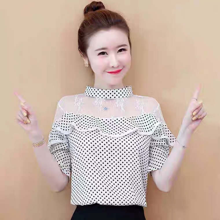 Áo chấm bi phối ren cổ trụ
