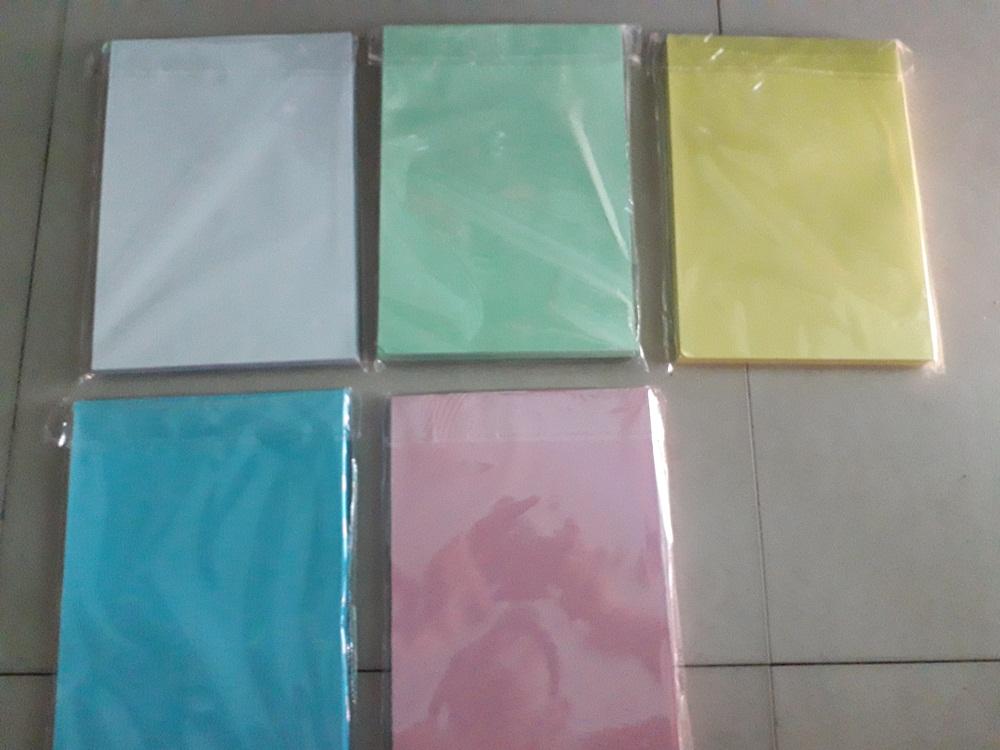 [HCM]Giấy Bìa màu Thái Lan. Khổ A4. Định lượng 180 gsm. 1 xấp 100 tờ. Có 5 màu: Trắng Xanh lá Xanh Dương Hồng và Vàng