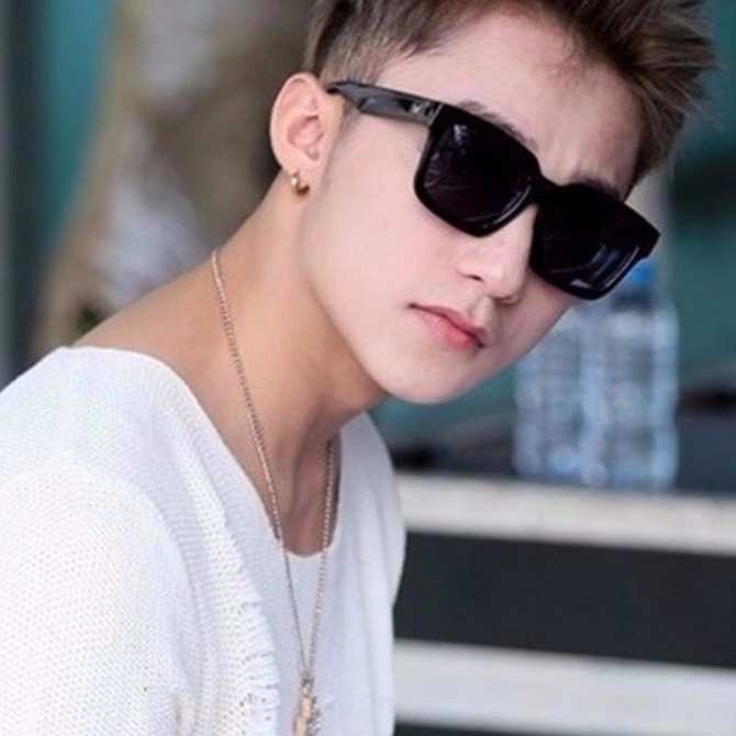 [HCM]( bỏ sỉ ) Kính mát đen chữ V gọng lớn