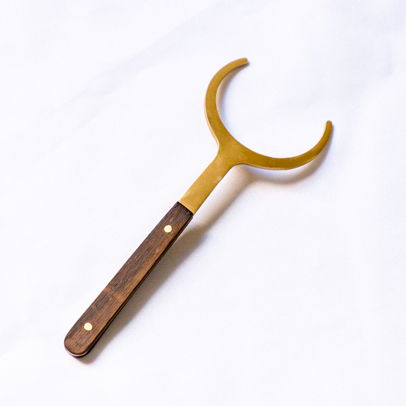 Dụng cụ đưa chén trà - đồng cán gỗ mun