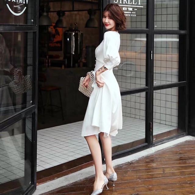 Đầm trắng nút bọc bo eo