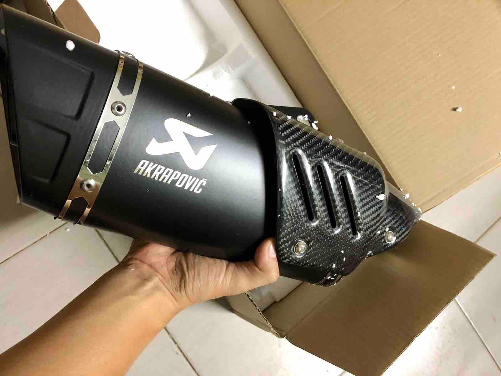 Lon Pô AKRAPOVIC R1