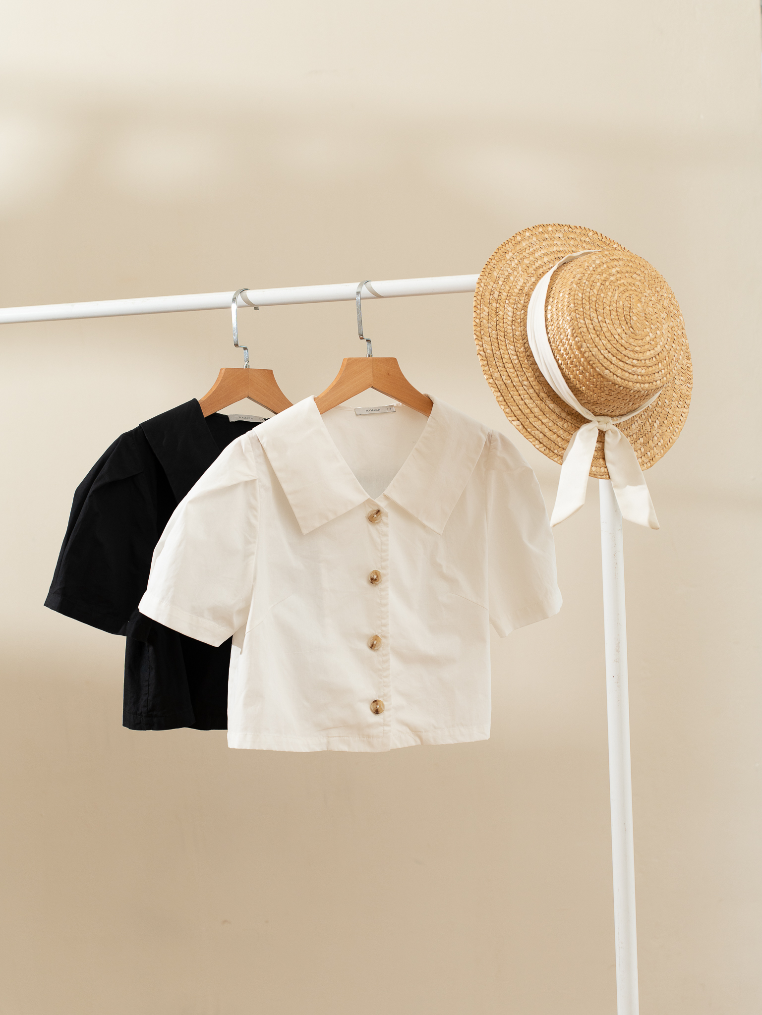 Sơ Mi Croptop Cổ Sen Nhọn Madelen