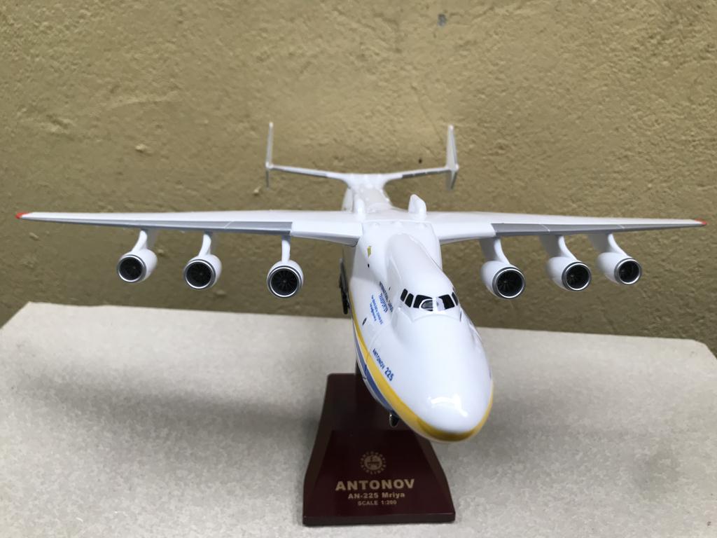 Mô hình máy bay ANTONOV Airlines 1:200