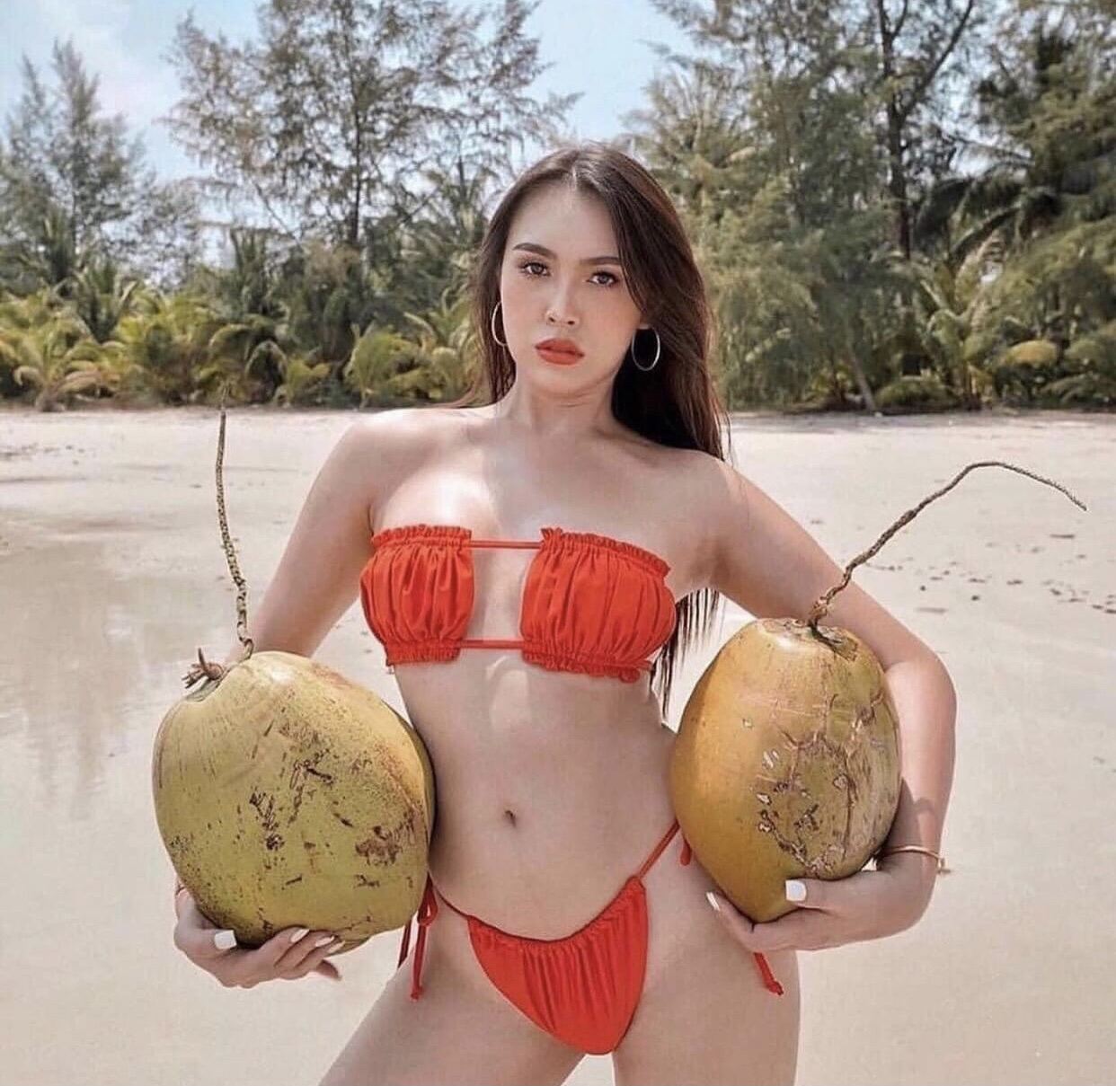 Bikini 2 mảnh đỏ sexy nhún ngực.