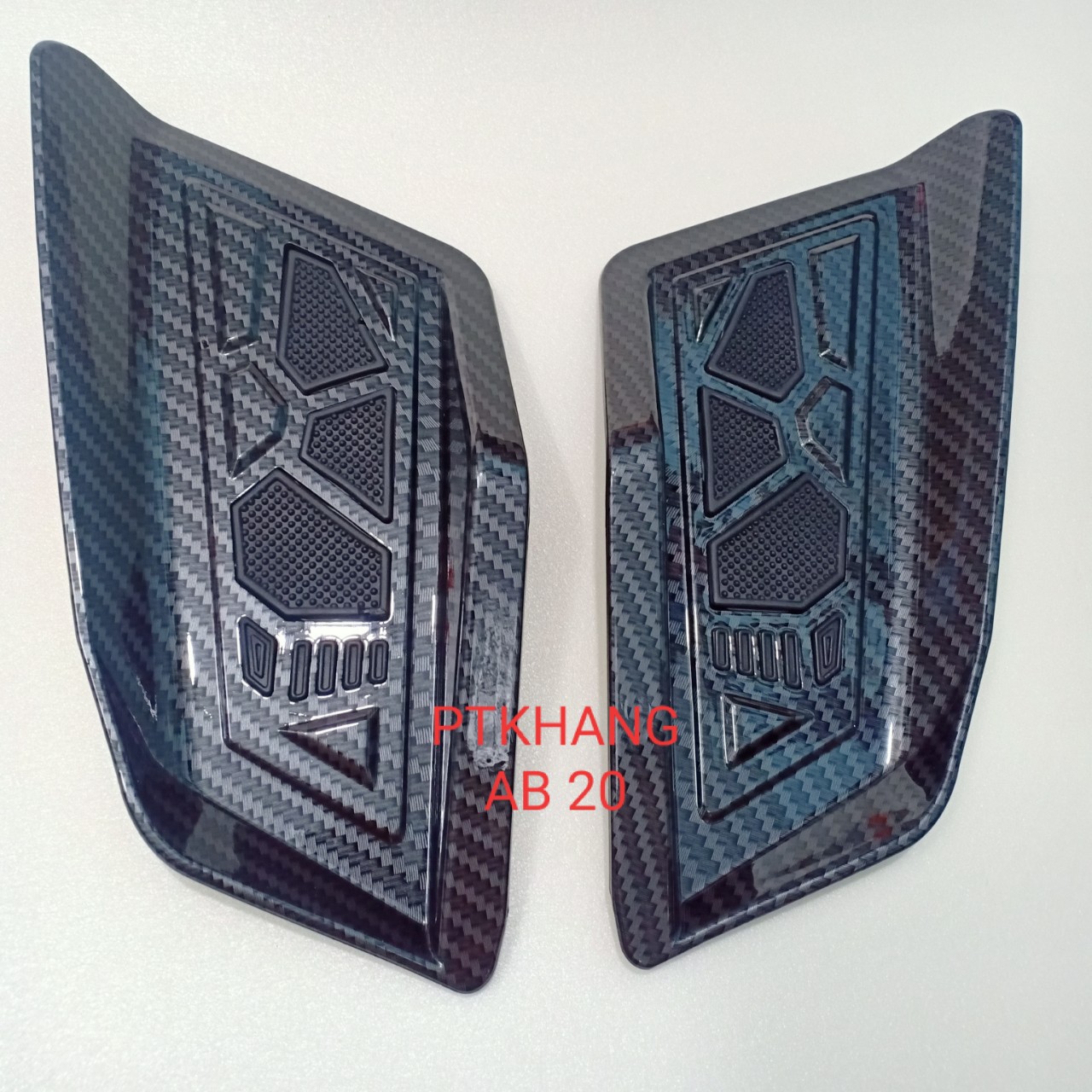 Ốp gác chân em bé xe airblade 2020 carbon