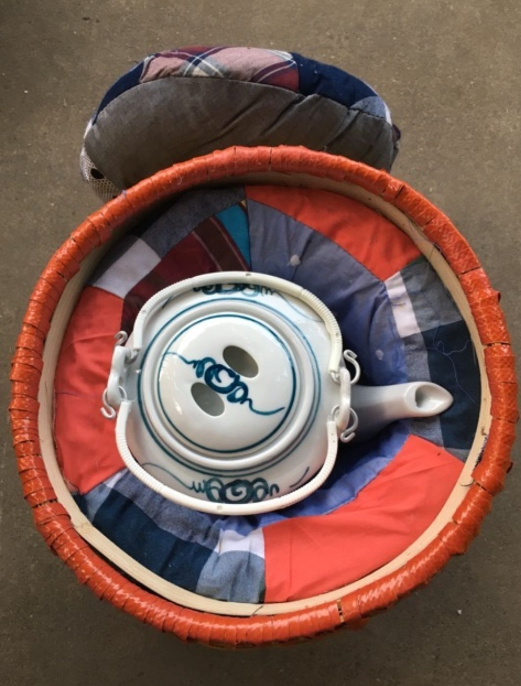 Giỏ ủ tích kèm ấm tích sứ 1.5 lít pha trà