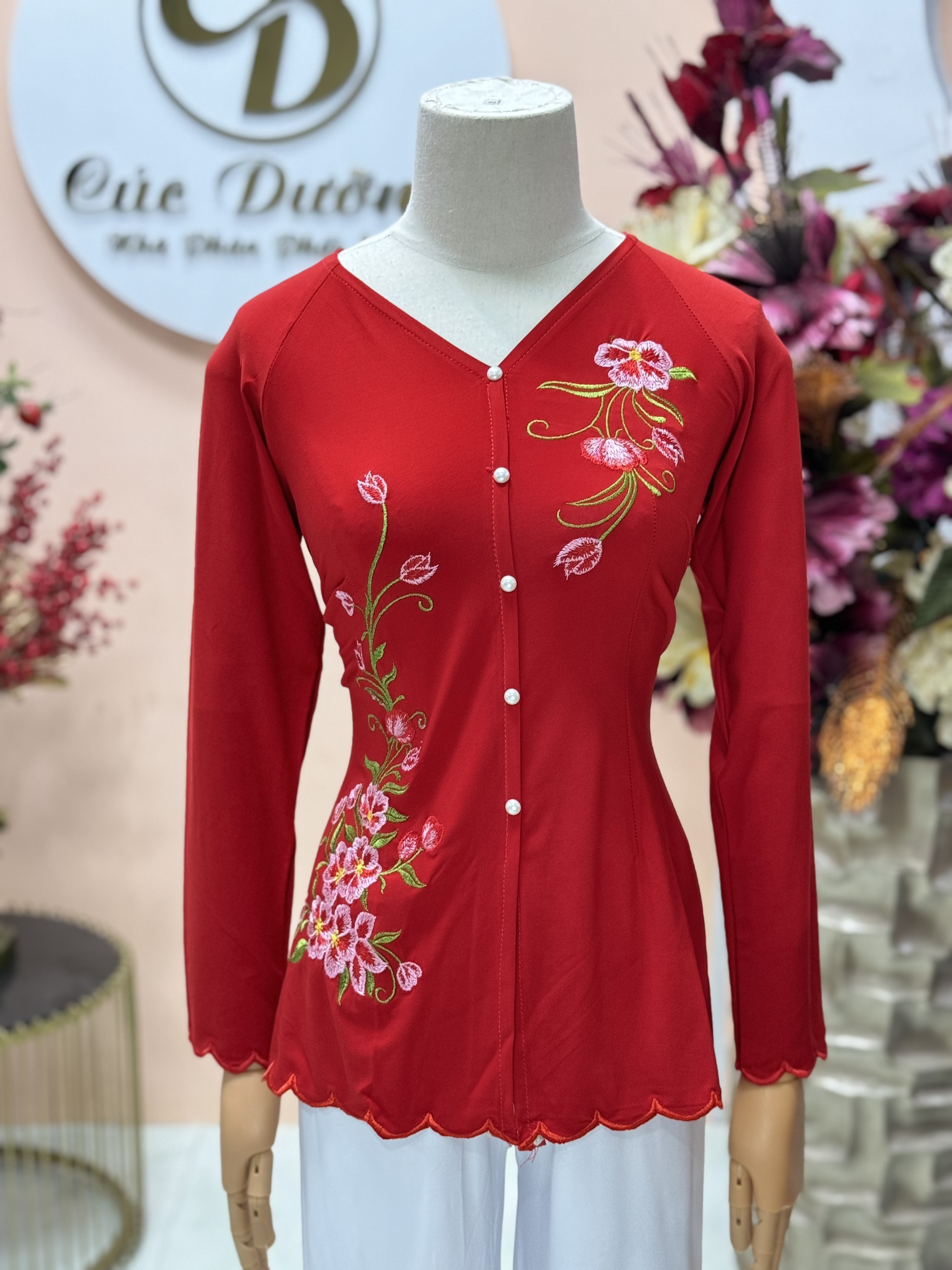 Áo bà ba thêu bông cổ tim mẫu mới duyên dáng