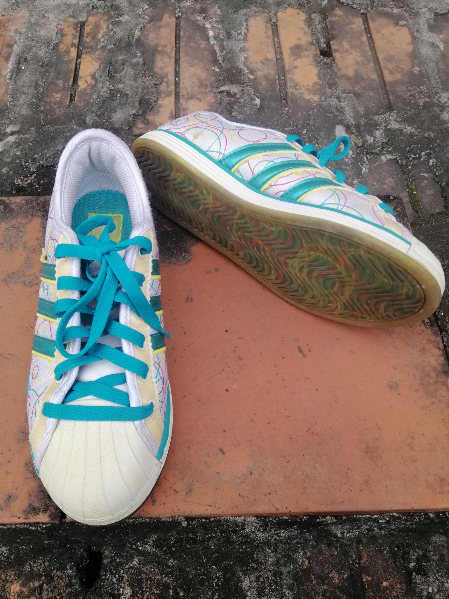 Giày thể thao nữ hiệu ADIDAS sò của Nhật