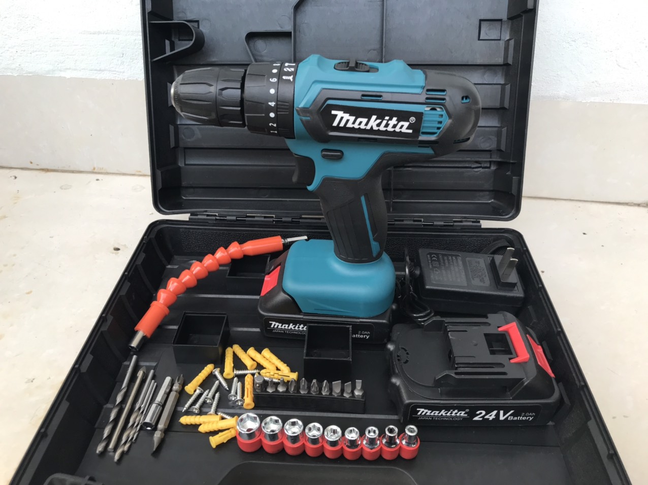 Máy khoan pin Makita 24v có BÚA. (kèm 2 pin và nhiều phụ kiện)