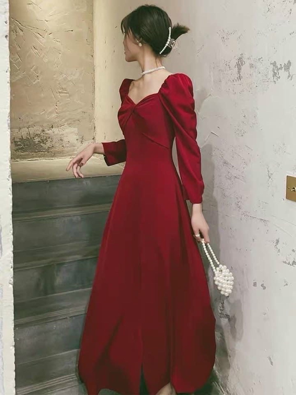 Đầm đỏ xoắn cổ xẻ tà