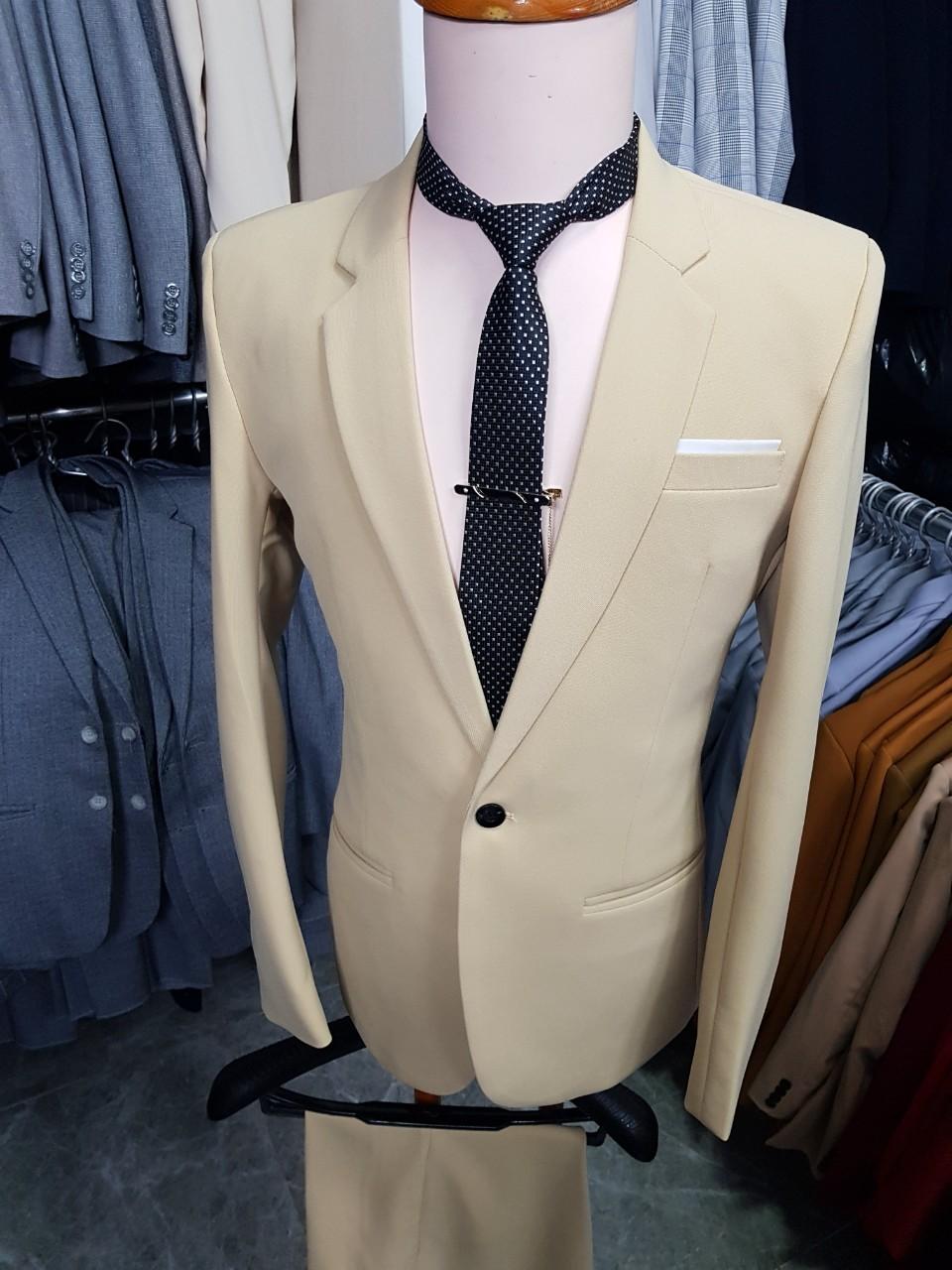 [HCM]Bộ vest nam form ôm body màu kem vàng chất vải dày mịn co giãn + cà vạt kẹp