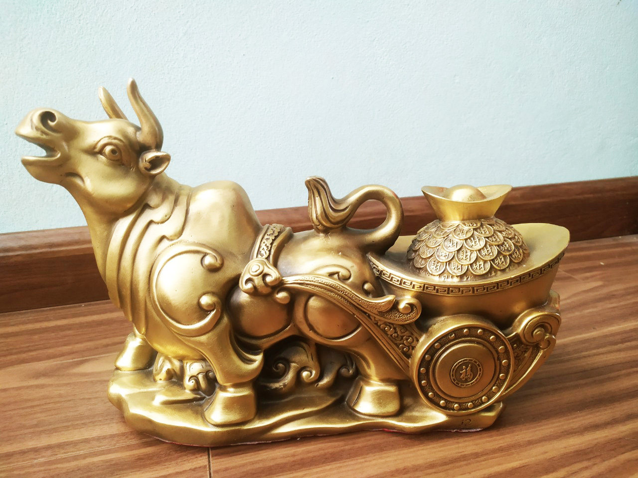 Tượng linh vật con trâu sửu kéo nguyên bảo bằng đồng thau phong thủy Hồng Thắng