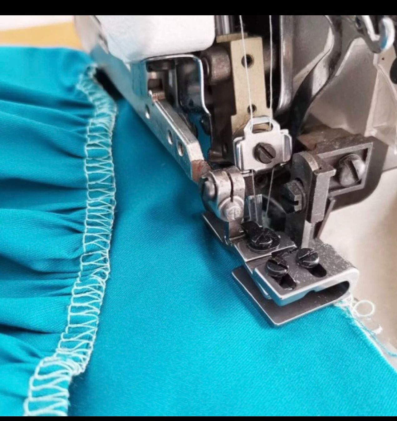 chân vịt nhún máy vắt sổ 4 ống 4 chỉ