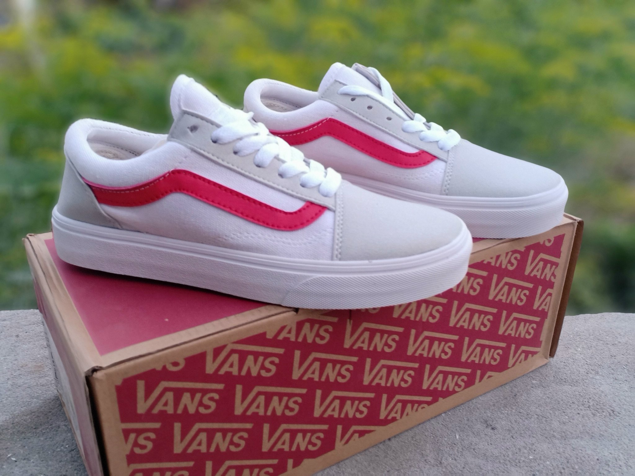 GIÀY THỂ THAO VANS OLD SKOOL TRẮNG SỌC ĐỎ