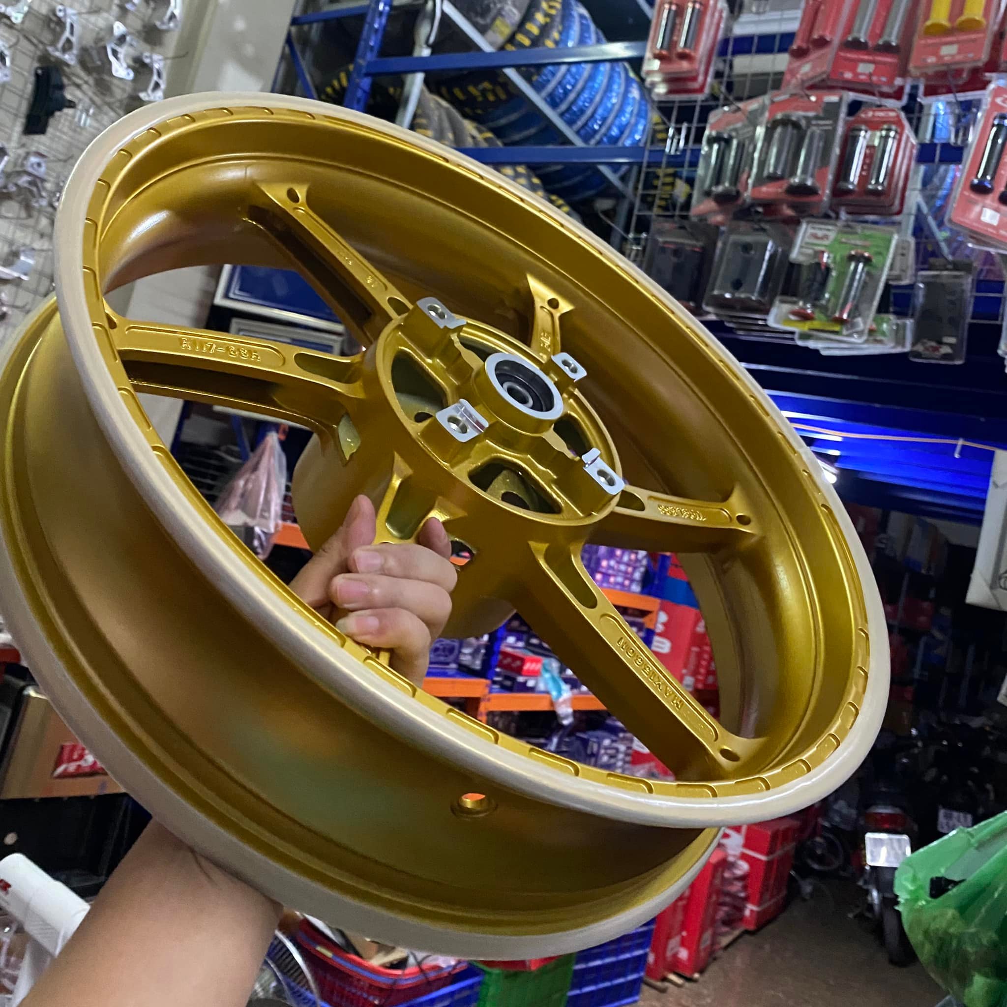 Bộ mâm OZ Racing gắn Winner Gold X1R