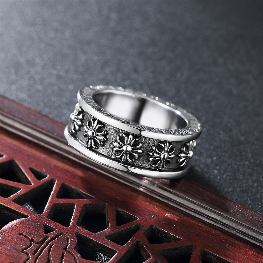 Nhẫn kiểu dáng Chrome Heart viền Iris