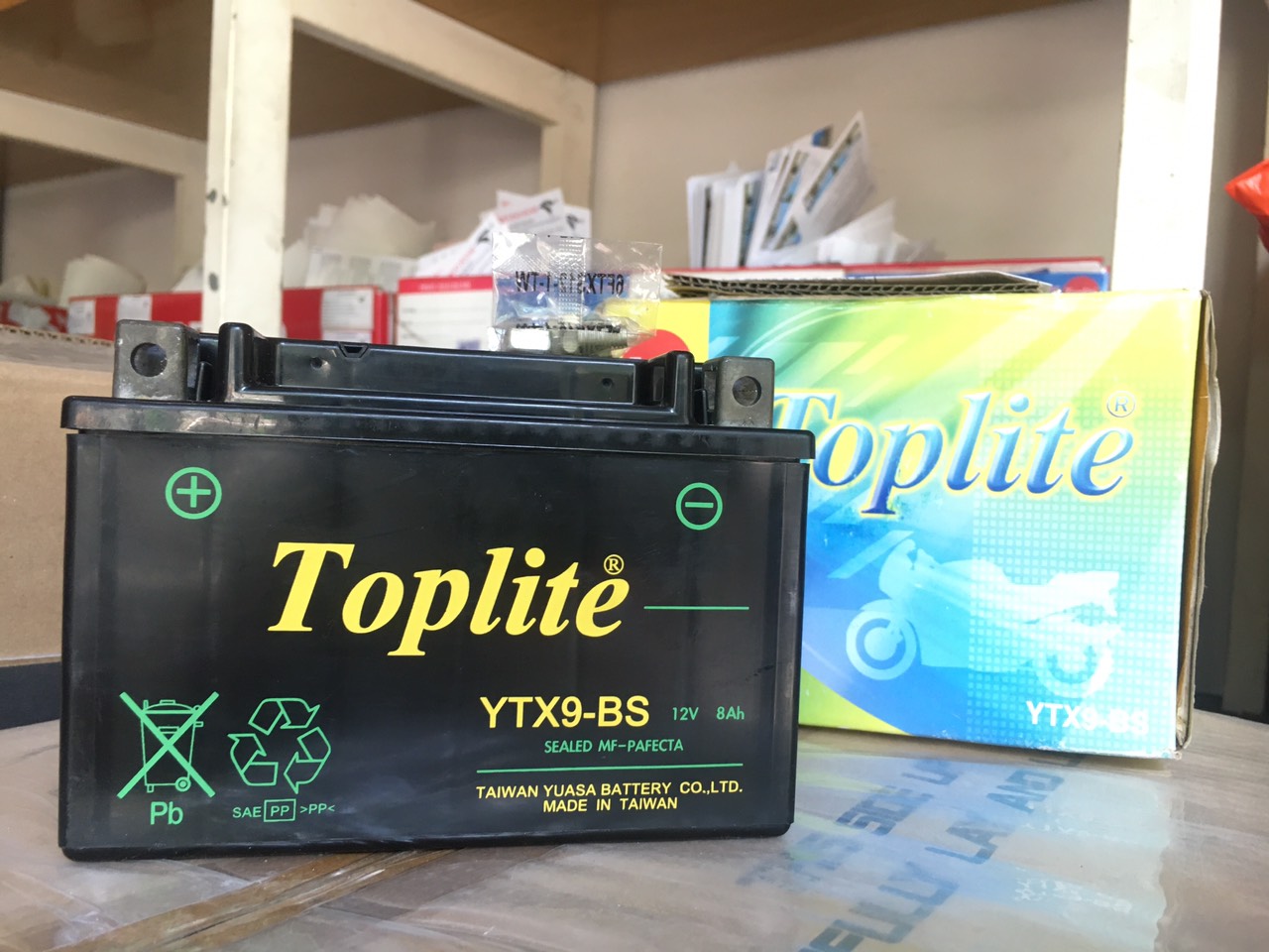 [HCM]Bình ắc quy xe máy Toplite YTX9-BS (12V-8AH)