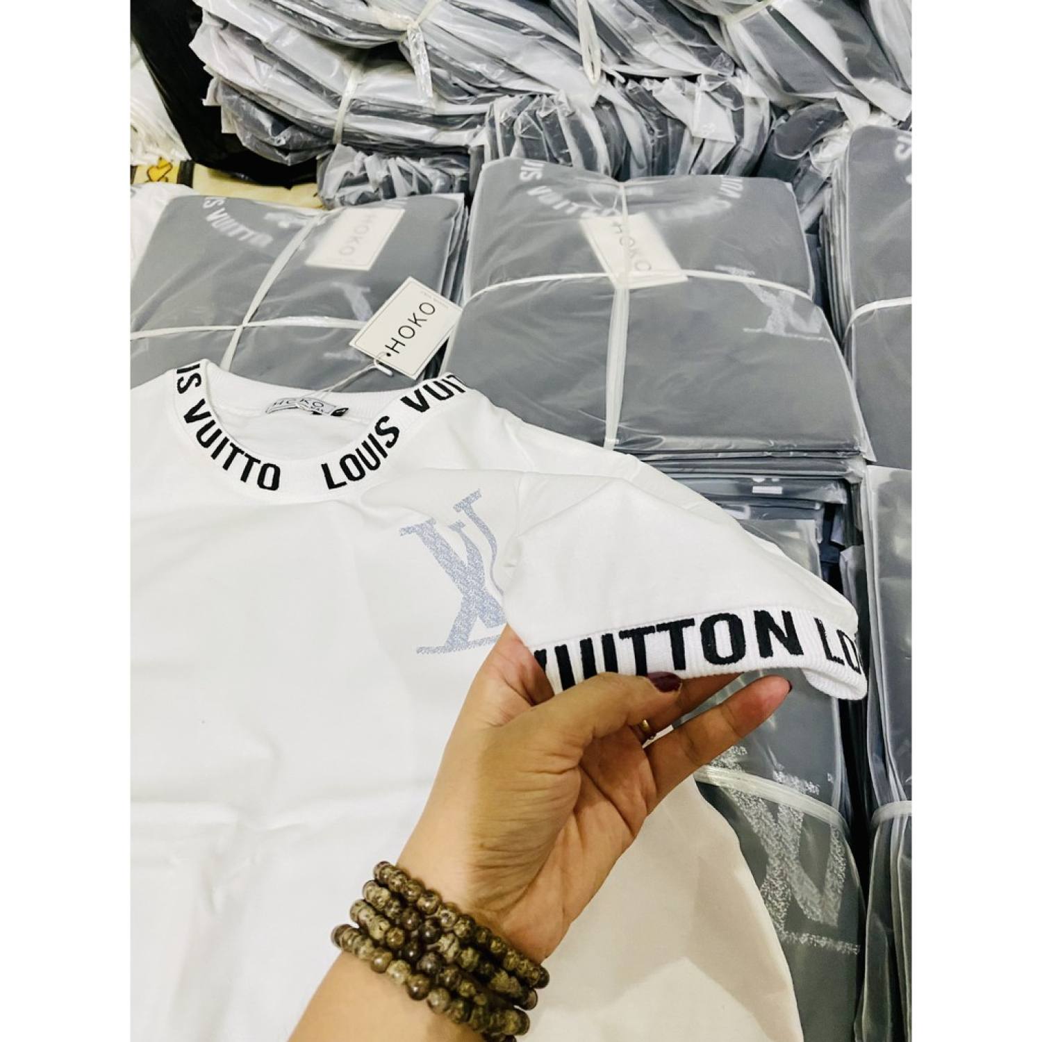 Áo thun nam nữ cổ tròn tay ngắn phối dây cổ in logo LV áo chất cotton thoáng mát thời trang hè hot trend