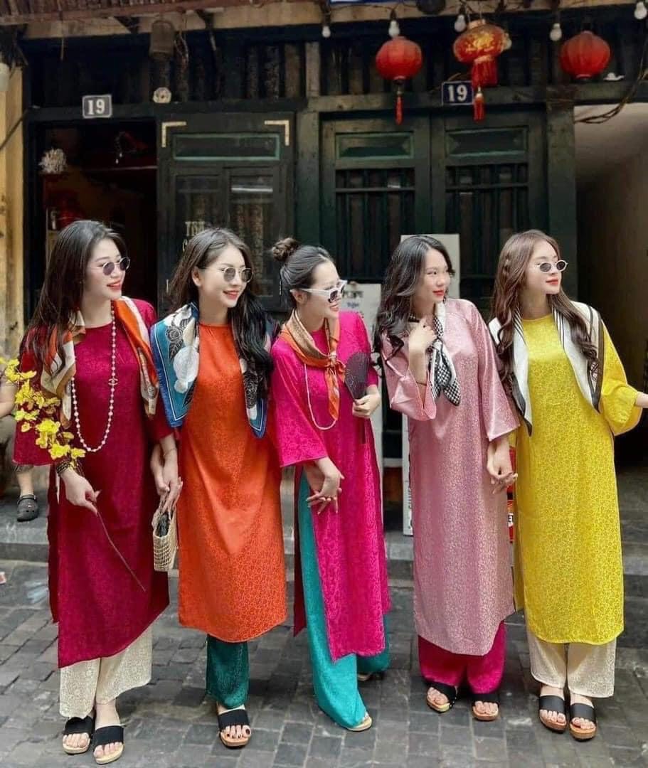 áo dài cách tân gấm hoa suông dáng dài