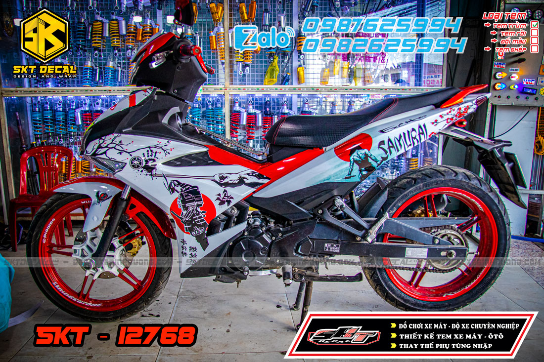tem trùm xe exciter 150 trắng đỏ samurai