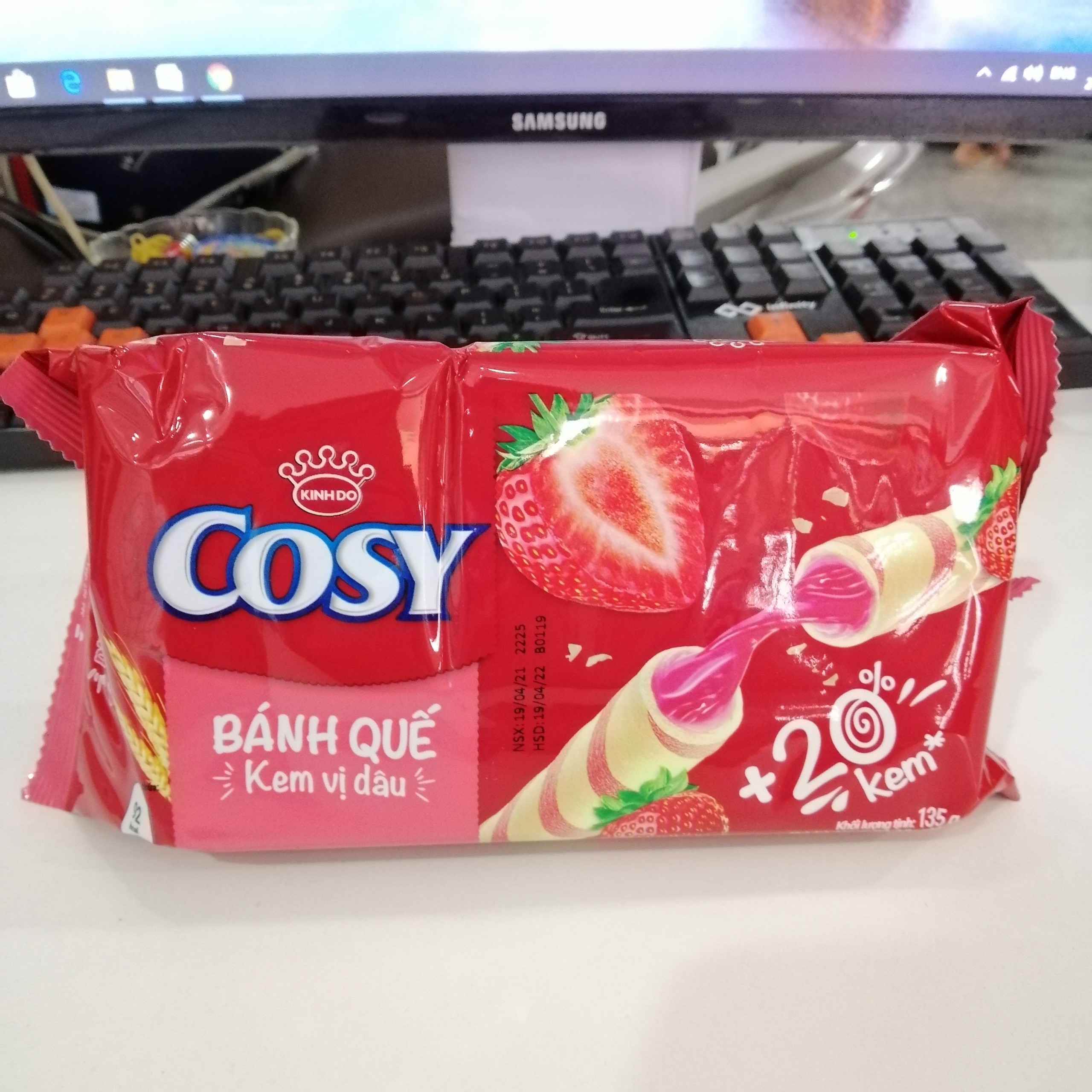 Cozy Strawberry Flavored Cream Waffles (117.6g Pack)