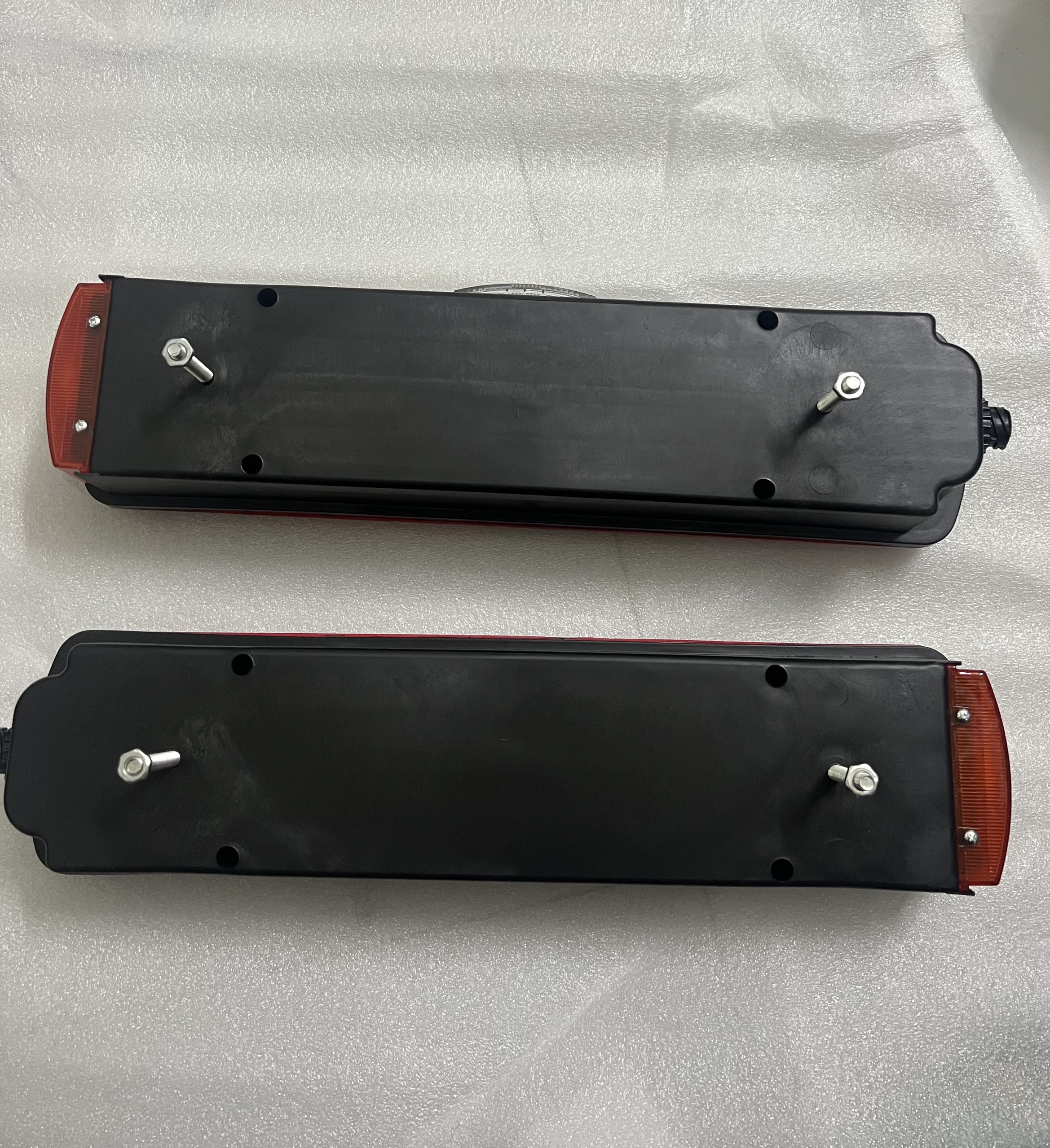 1 đôi đèn hậu ô tô lắp xe howo 371