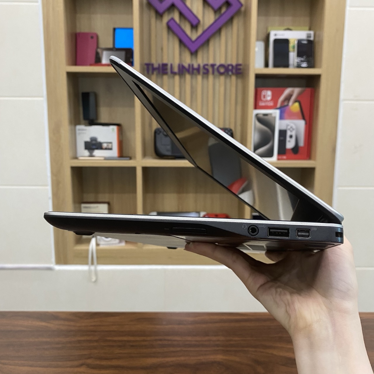 Laptop Dell Latitude E7240 màn 12.5 inch - Core i7 4600u Mỏng nhẹ
