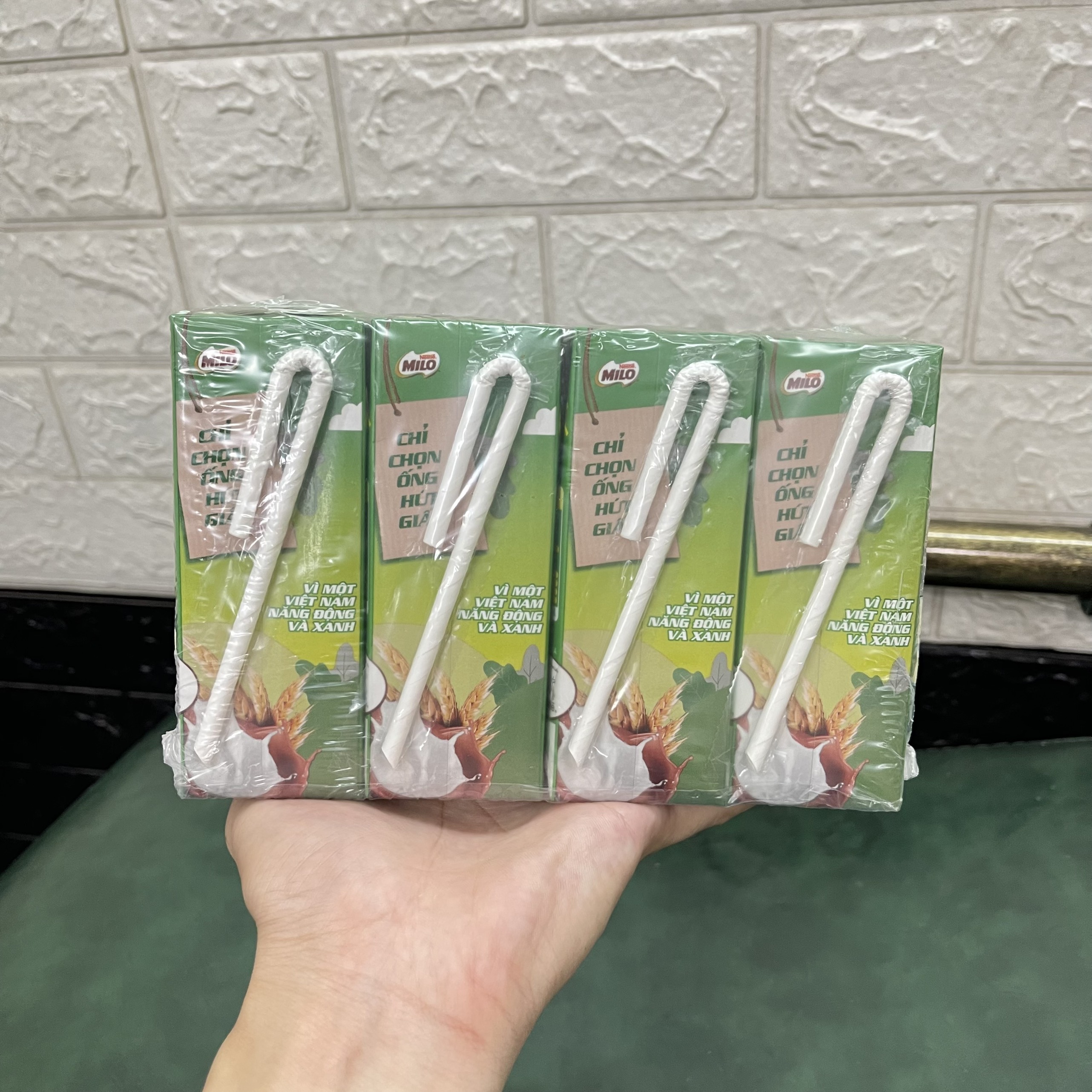 Lốc 4 hộp Thức uống lúa mạch uống liền Nestle Milo 180ml