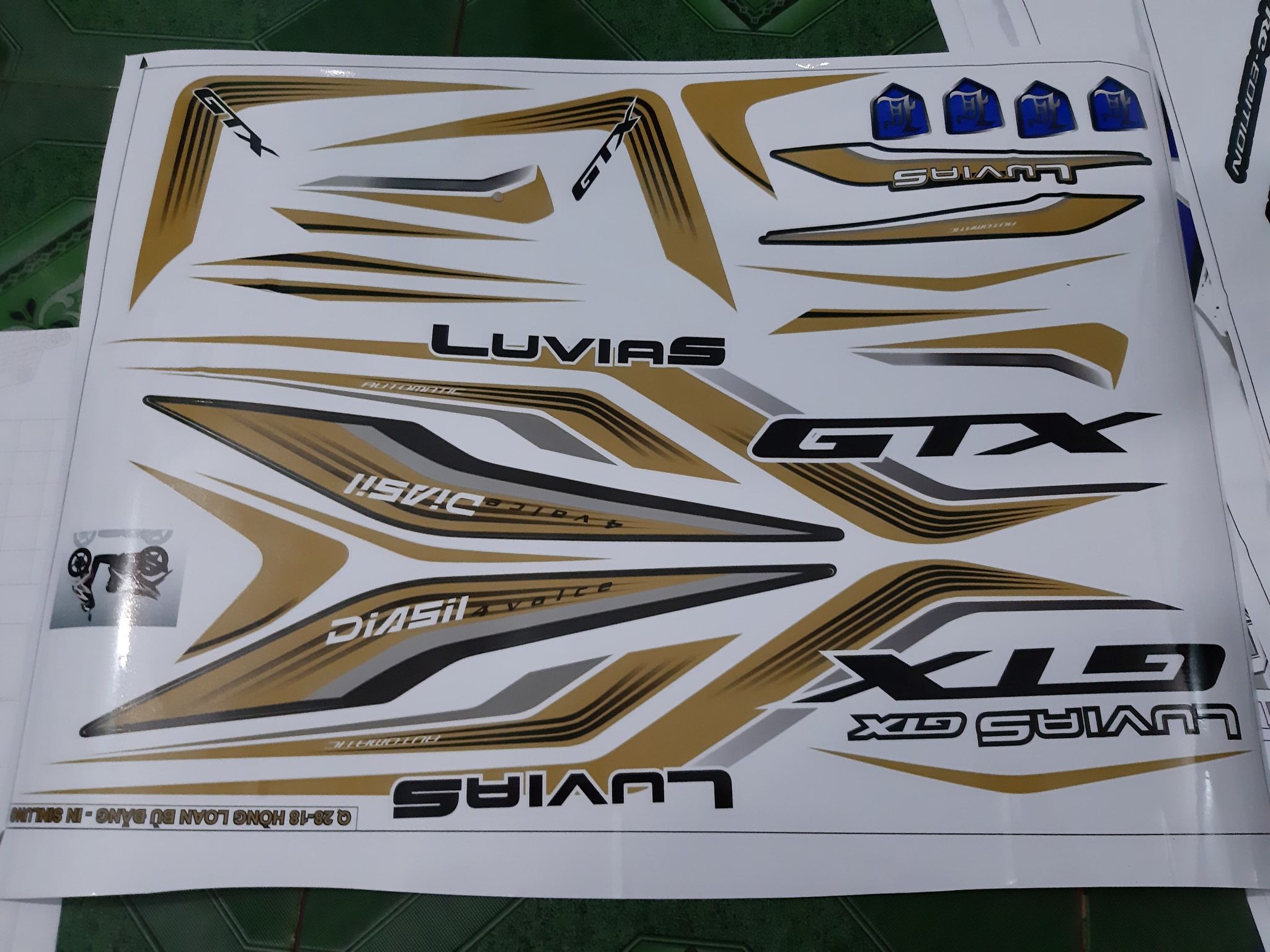 Tem rời luvias gtx vàng đồng xe trắng