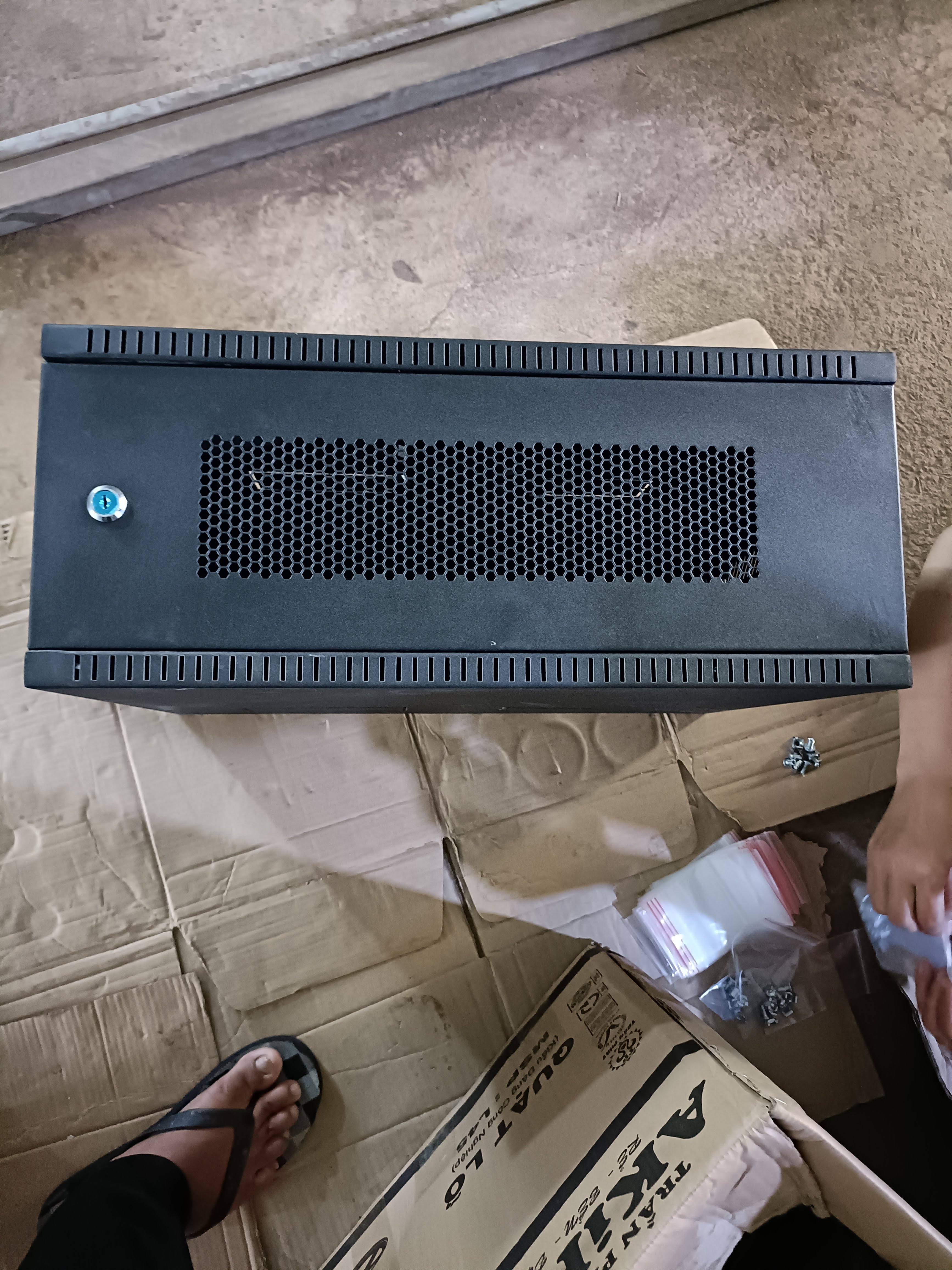 TỦ RACK (TỦ MẠNG) 4U (D400) treo tường (màu xám trắng/màu đen) - mẫu treo tường