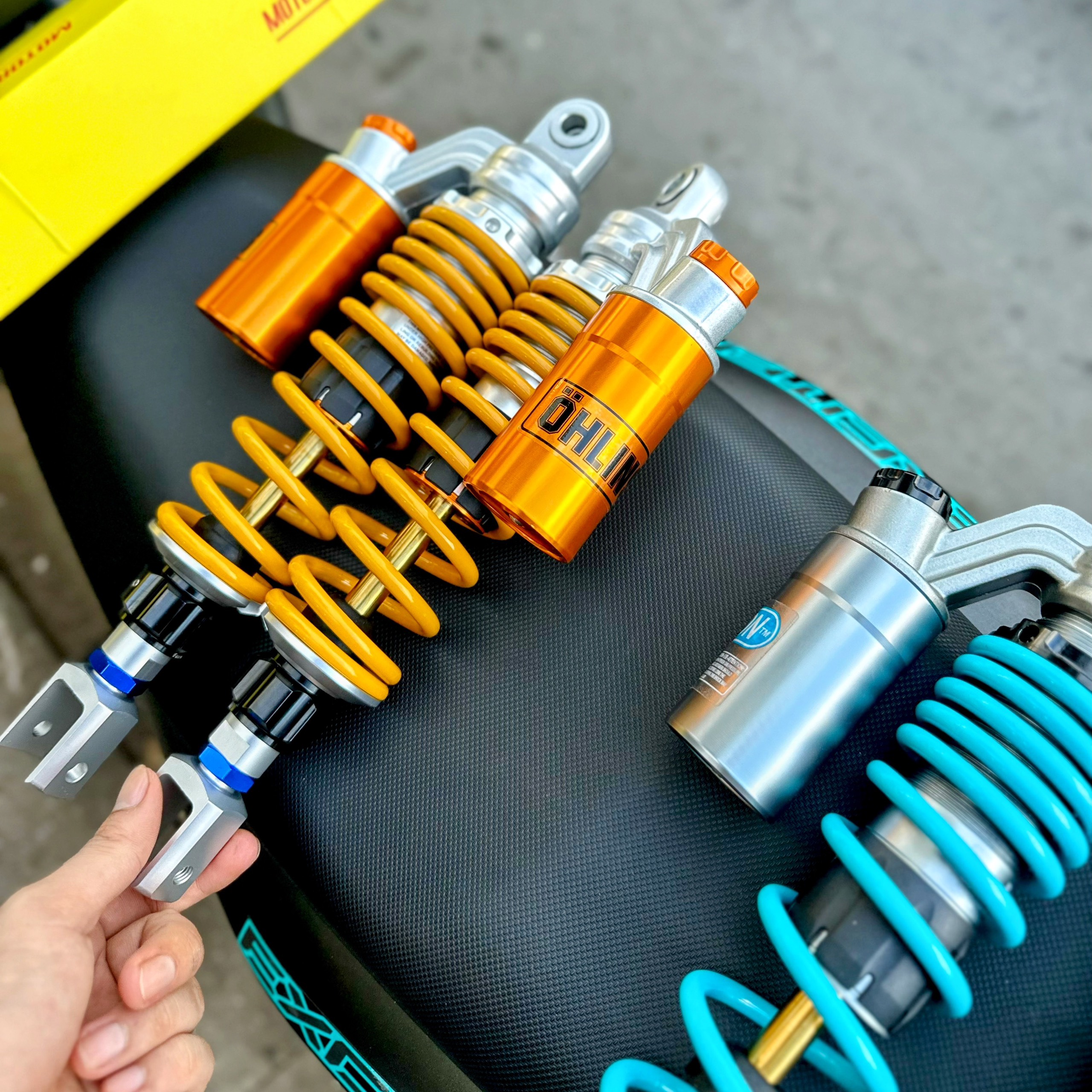 Wave / Sirius Rear Forks Have a Yellow Oil Tank That Can Be Installed on Many Other Vehicle Models.