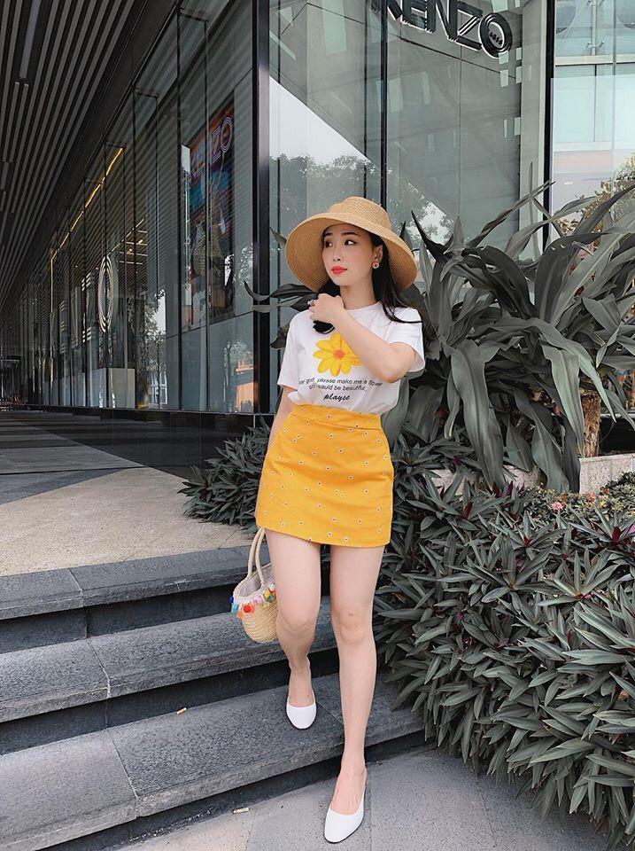 Set áo thun in hình và chân váy ngắn