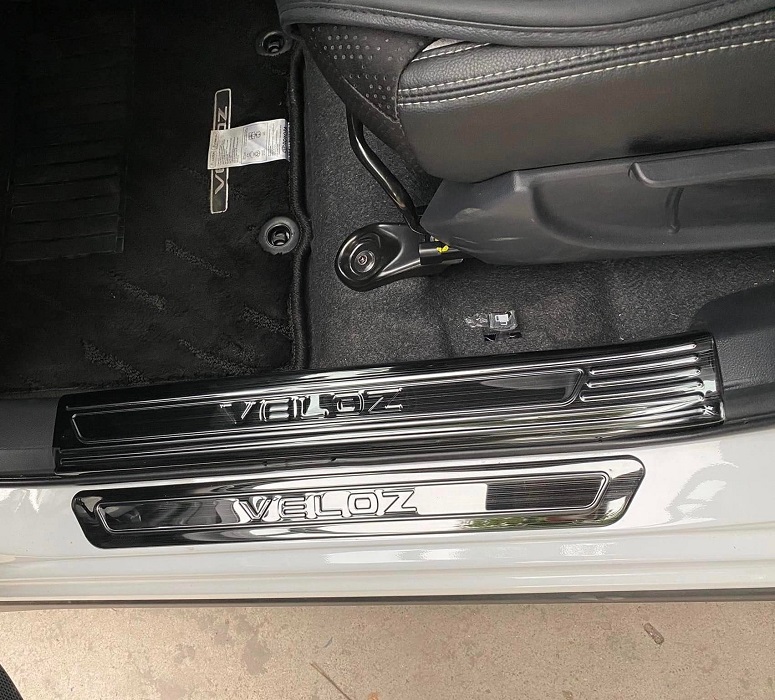 Ốp nẹp bước chân trong ngoai xe toyota veloz 2022-2023 mẫu titan cao cấp