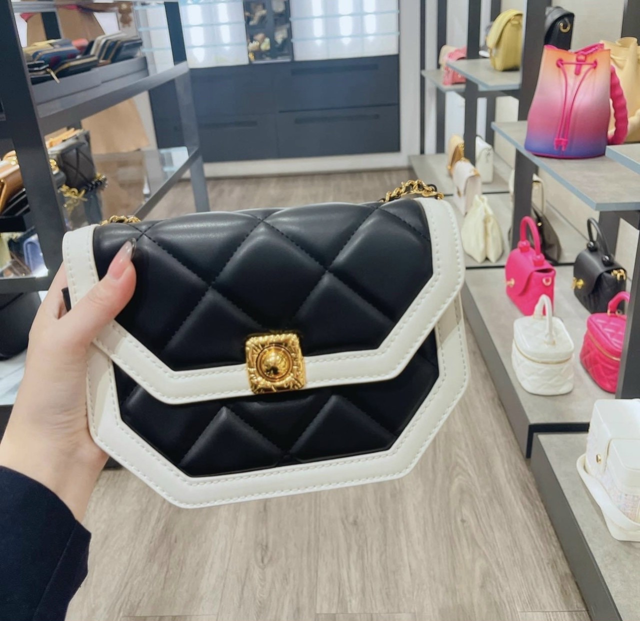 Túi đeo chéo nữ 𝗖𝗞𝟮-𝟮𝟬𝟲𝟳𝟭𝟰𝟬𝟲 Size :20cm*6,5cm*14cm